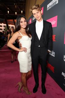 Vanessa Hudgens feet photo thumbnail