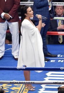 Demi Lovato feet photo thumbnail