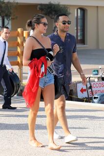 Chrissy Teigen feet photo thumbnail