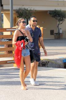 Chrissy Teigen feet photo thumbnail