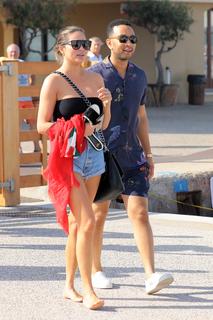 Chrissy Teigen feet photo thumbnail