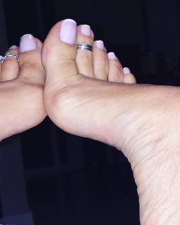 Karin Klemp feet photo thumbnail