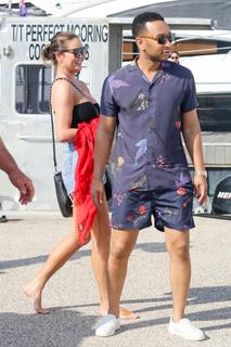 Chrissy Teigen feet photo thumbnail
