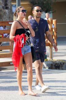 Chrissy Teigen feet photo thumbnail