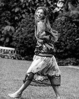 Isis Valverde feet photo thumbnail