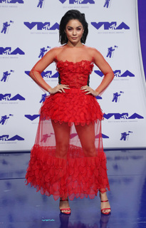 Vanessa Hudgens feet photo thumbnail
