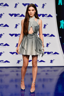 Hailee Steinfeld feet photo thumbnail
