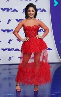 Vanessa Hudgens feet photo thumbnail