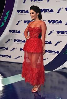 Vanessa Hudgens feet photo thumbnail