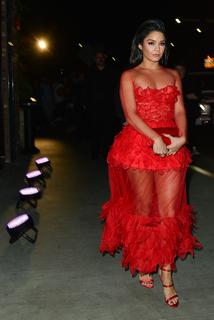 Vanessa Hudgens feet photo thumbnail