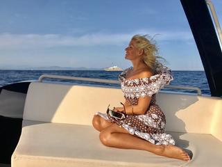 Holly Willoughby feet photo thumbnail