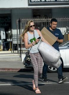 Amanda Seyfried feet photo thumbnail