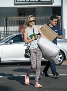 Amanda Seyfried feet photo thumbnail