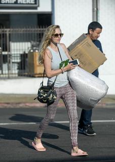 Amanda Seyfried feet photo thumbnail