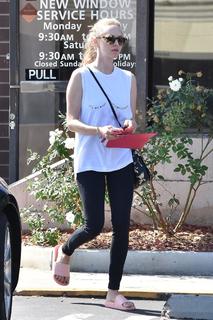 Amanda Seyfried feet photo thumbnail