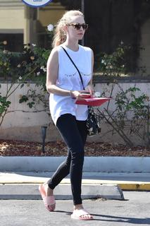 Amanda Seyfried feet photo thumbnail
