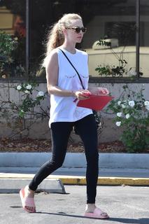 Amanda Seyfried feet photo thumbnail