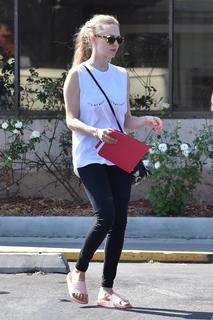 Amanda Seyfried feet photo thumbnail