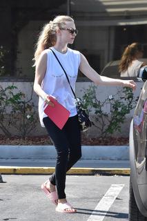 Amanda Seyfried feet photo thumbnail
