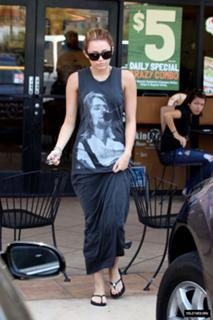Miley Cyrus feet photo thumbnail