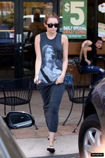 Miley Cyrus feet photo thumbnail