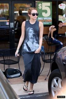 Miley Cyrus feet photo thumbnail