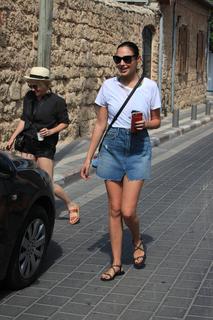 Gal Gadot feet photo thumbnail