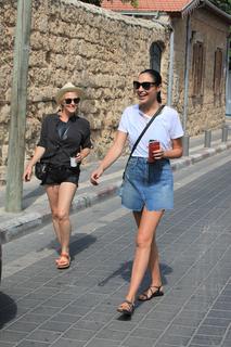 Gal Gadot feet photo thumbnail