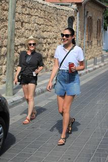 Gal Gadot feet photo thumbnail