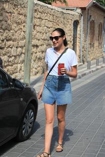 Gal Gadot feet photo thumbnail