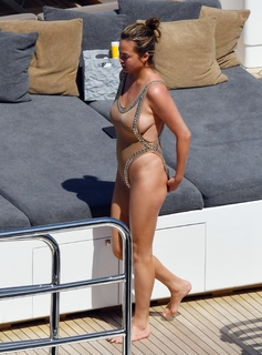 Chrissy Teigen feet photo thumbnail