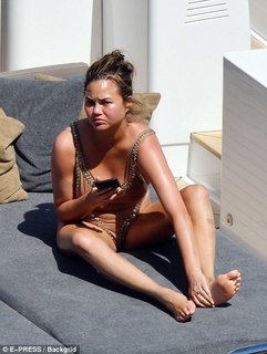 Chrissy Teigen feet photo thumbnail