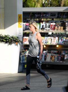 Charlize Theron feet photo thumbnail