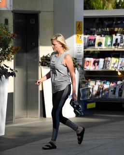 Charlize Theron feet photo thumbnail