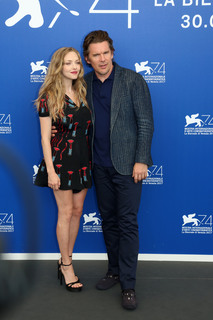 Amanda Seyfried feet photo thumbnail