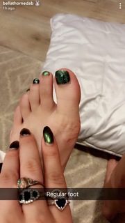 Bella Thorne feet photo thumbnail