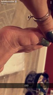 Bella Thorne feet photo thumbnail