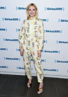Elle Fanning feet photo thumbnail