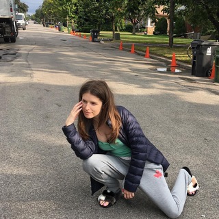 Anna Kendrick feet photo thumbnail
