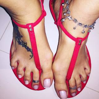Karin Klemp feet photo thumbnail