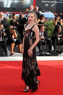 Amanda Seyfried feet photo thumbnail