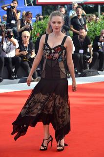 Amanda Seyfried feet photo thumbnail