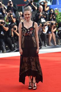 Amanda Seyfried feet photo thumbnail