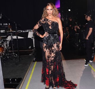 Tyra Banks feet photo thumbnail