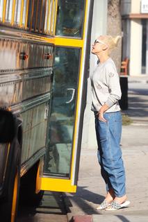 Gwen Stefani feet photo thumbnail