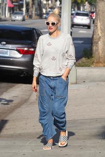 Gwen Stefani feet photo thumbnail