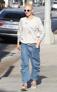 Gwen Stefani feet photo thumbnail