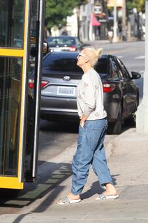 Gwen Stefani feet photo thumbnail