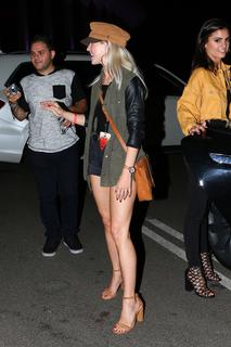 Julianne Hough feet photo thumbnail