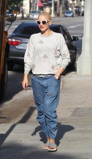 Gwen Stefani feet photo thumbnail